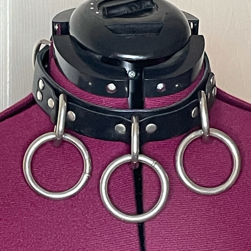 Black leather 3 ring bondage collar. Sexy! Goth lolita punk rocker fetish